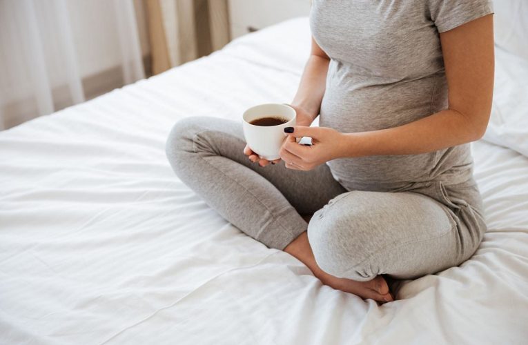 Studiu: Cofeina trebuie evitată în sarcină și înainte de concepție