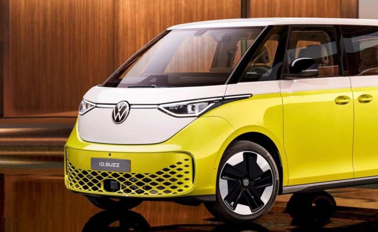 Volkswagen ID Buzz este strămoșul (electric) spiritual al dubiței hippie din anii ’60