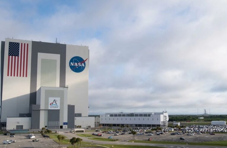NASA amână din nou lansarea mega-rachetei SLS către Lună