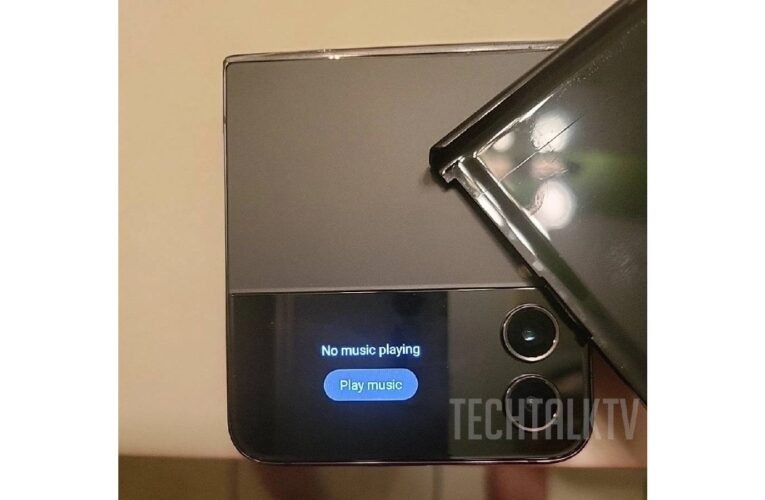 Primele imagini reale cu telefonul pliabil Galaxy Z Flip4 de la Samsung. VIDEO